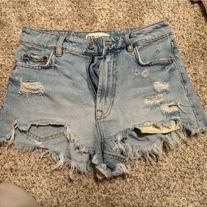 Zara shorts size 2 in good conditions